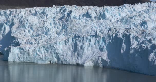 4k Filmik z dużym kawałkiem lodu łamania cielęcego lodowca z lodowca Eqi Eqip Sermia na Grenlandii w pobliżu Ilulissat. topniejący lód lodowcowy ze zmian klimatycznych. — Wideo stockowe