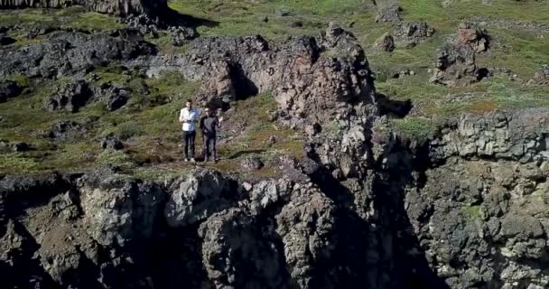 Foto aerea di drone che si ritira dall'isola artica con due ragazzi turistici che salutano Camperia a Disko Bay Disko Island città di Qeqertarsuaq. Ghiaccio Artico Natura Paesaggio del riscaldamento globale e del clima — Video Stock
