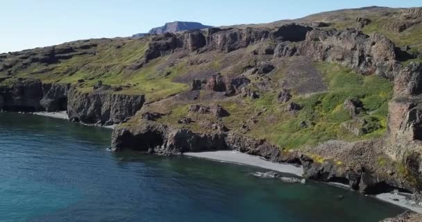 Zdjęcie lotnicze drona wycofującego się z Arktycznej Wyspy z dwoma turystami machającymi na camperii w Disko Bay Disko Island w Qeqertarsuaq. Arktyczny krajobraz przyrody lodowej globalnego ocieplenia i klimatu — Wideo stockowe