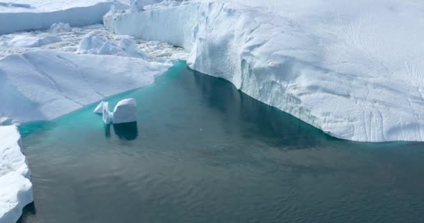 4k Wideo z gór lodowych i lodu z topniejącego lodowca w fiordzie lodowym w Ilulissat, Grenlandia. Globalne ocieplenie i zmiany klimatu. Film z lotu ptaka z arktycznego krajobrazu lodowego. Światowe dziedzictwo UNESCO. — Wideo stockowe