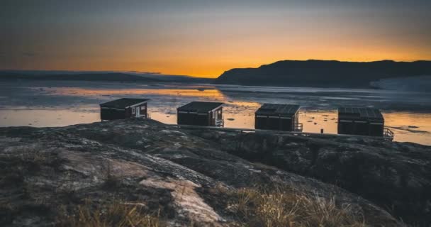 4k longtime moving Timelapse Video clip of Eqip Sermia Glacier Eqi glaciar cabanas vermelhas na Groenlândia. Sunset e Sunrise durante Midnight Sun. Chamei o glaciar de parto. Parede de gelo geleira enorme. Grande — Vídeo de Stock