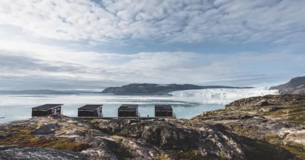 4k lång tid flyttar Timelapse Videoklipp av Eqip Sermia Glacier Eqi glaciär röda hyddor på Grönland. Solnedgång och soluppgång under midnattssolen. Kallas kalvglaciären. En enorm glaciärmur av is. Stora — Stockvideo