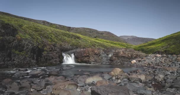 4k Timelapse Video klip Panoramatický pohled na krásný vodopád na ostrově Disco poblíž qeqertarsuaq a Ilulissat, západní Grónsko — Stock video