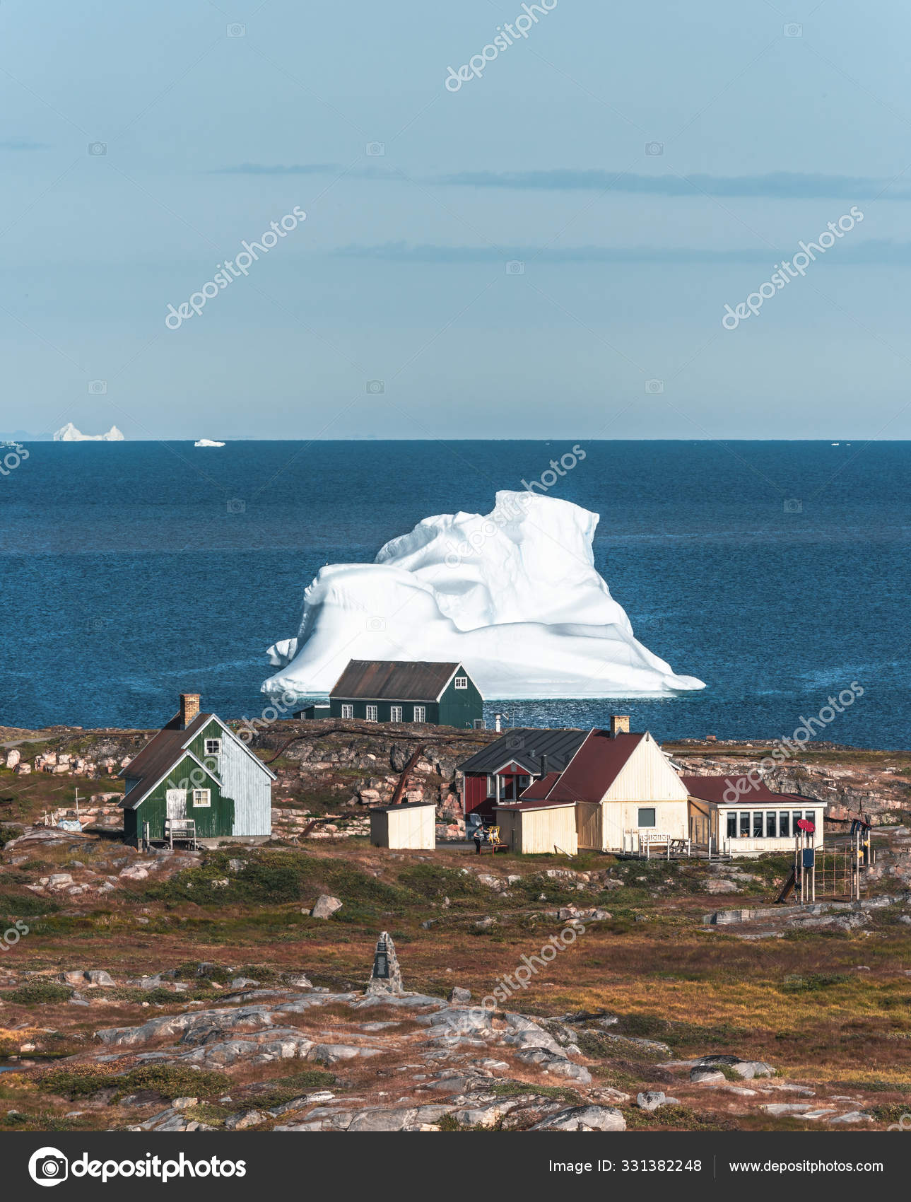 Typisches farbenfrohes hölzernes Fischerhaus mit Eisberg in