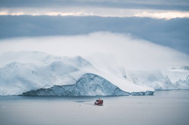 Grönland, Ilulissat yakınlarındaki Disko hangarında keşif botu. Site, balina izleme ve Iceberg keşfi için en sevilen yerdir..