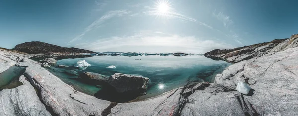 Buzul gölünde yüzen buzdağları ve Grönland 'da gölü olan güzel bir manzara. Ilulissat Icefjord Buzulu. Kuzey Kutbu 'ndaki buzullardan gelen buzdağı ve buz dağları.. — Stok fotoğraf