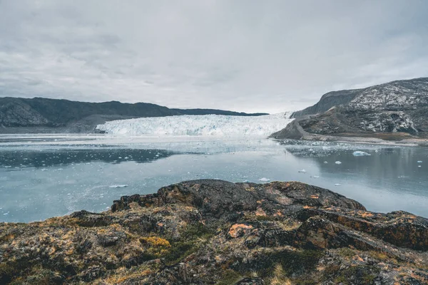 Grönlandi gleccser tengeri jéggel és gleccser tájképpel az Eqip Sermia gleccser közelében, Eqi Nyugat-Grönlandon, Ilulissat sarkvidéki városához közel. Kék ég egy napsütéses napon. Borjadzó gleccser. — Stock Fotó