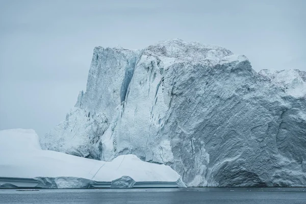 Paesaggio naturale artico con iceberg in Groenlandia fiordo di ghiaccio con tramonto del sole di mezzanotte alba all'orizzonte. Mattina presto alpenglow estate durante la stagione di mezzanotte. Ilulissat, Groenlandia occidentale. — Foto Stock