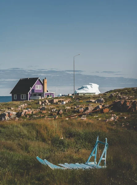 Típica casa de pescadores de madera colorida con iceberg en Qeqertarsuaq, Disko zona de la bahía de Groenlandia e Ilulissat. Arquitectura típica en el círculo ártico. Verano y cielo azul . — Foto de Stock