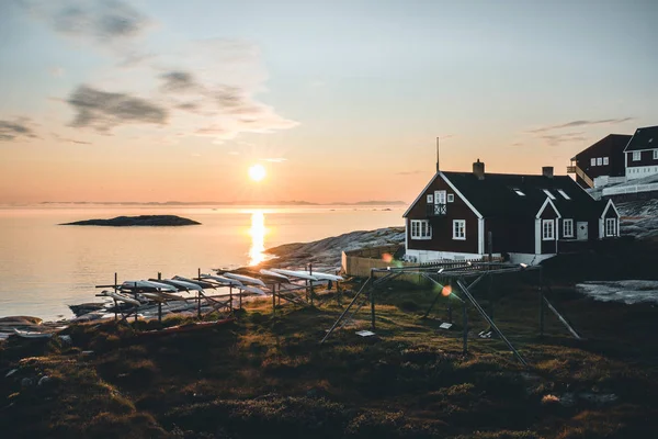 Vue Aérienne de la ville Arctique d'Ilulissat, Groenland pendant le lever du Soleil coucher du Soleil. Maisons colorées au centre de la ville avec des icebergs en arrière-plan en été par une journée ensoleillée avec un ciel rose orangé — Photo