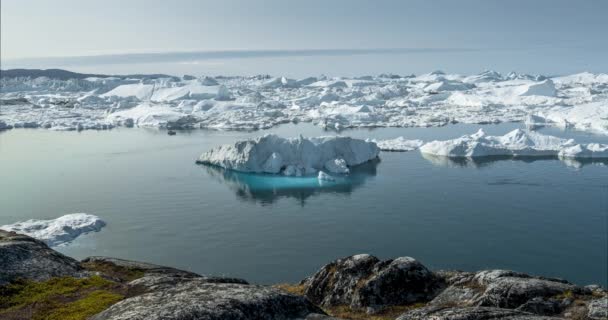 4k Timelapse Wideo z fiordem lodowym na Grenlandii Krajobraz górski Ilulissat z fiordem lodowym z gigantycznymi górami lodowymi. Przejeżdżające łodzie rybackie. Hiperlapsja czasowa z górami lodowymi z topniejącego lodowca. Arktyka — Wideo stockowe