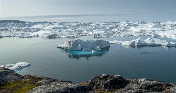 4k Timelapse Video clip of Icefjord in Greenland Iceberg landscape of Ilulissat icefjord with giant icebergs. Fishing boats passing by. Timelapse hyperlapse with Icebergs from melting glacier. Arctic — 비디오