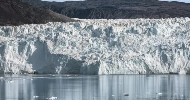 4k moving Timelapse Video klip Eqip Sermia Ledovec Eqi ledovec v Grónsku volal otelení ledovec. Obrovská ledovcová stěna z ledu. Odpadají velké kusy ledu. Blízko Port Victor. Turisté — Stock video