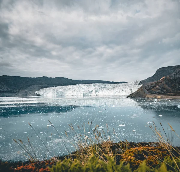 Panoramabild av Camp Eqi vid Eqip Sermia Glacier på Grönland. naturlandskap med lodge stugor. Midnattssol och rosa himmel. Turistmål Eqi glaciär på västra Grönland AKA Ilulissat och — Stockfoto