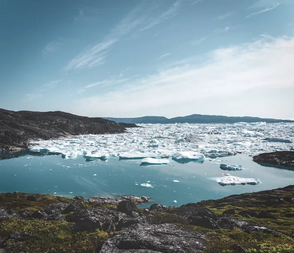 Piękny krajobraz z pływającymi górami lodowymi w lagunie lodowców i jeziorem na Grenlandii. Lodowiec Ilulissat Icefjord. Góra lodowa i lód z lodowca w arktycznym krajobrazie przyrody. — Zdjęcie stockowe