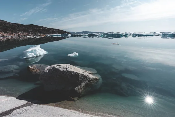 Vackert landskap med flytande isberg i glaciärlagun och sjö på Grönland. Ilulissat Icefjord Glaciär. Isberg och is från glaciär i arktiskt naturlandskap. — Stockfoto