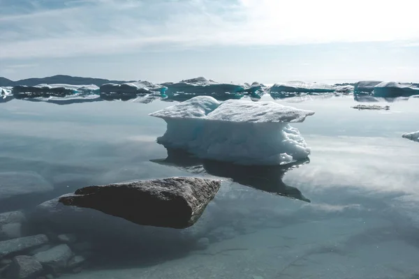 Gyönyörű táj úszó jéghegyekkel a gleccserlagúnában és a tónál Grönlandon. Ilulissat jégkorszaki gleccser. Jéghegy és jég a sarkvidéki természet gleccseréből. — Stock Fotó