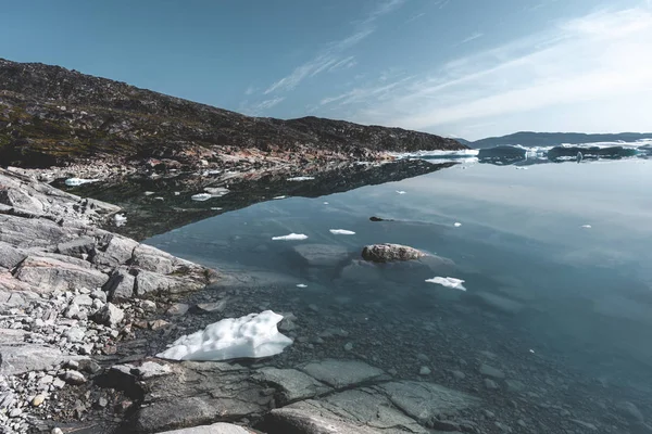 Prachtig landschap met drijvende ijsbergen in gletsjerlagune en meer in Groenland. Ilulissat IJsgletsjer. IJsberg en ijs van gletsjer in Arctisch natuurlandschap. — Stockfoto