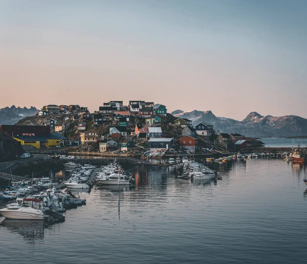 Vista do pôr-do-sol da cidade ártica de Maniitsoq, na Groenlândia. Montanhas no fundo durante o sol da meia-noite. Casas coloridas e panorama. Vista para o porto com navios . — Fotografia de Stock