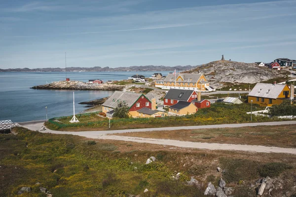 Nuuk stad Hanse Egede. Hoofdstad van Groenland. Kleurrijke inuithuizen in een buitenwijk van de poolhoofdstad Nuuk. Het oude ziekenhuis - school aan de waterkant van Nuuk, Groenland. — Stockfoto