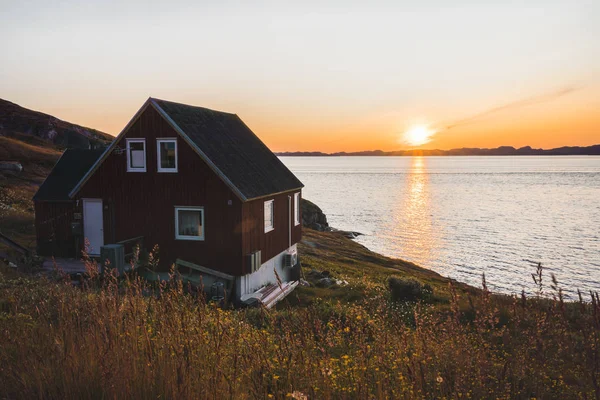 Типовий дерев'яний будинок рибалок з айсбергом в Qeqertarsuaq, затоці Діско Гренландія і Ілуліссат. Типова архітектура в арктичному колі. Літо і блакитне небо. — стокове фото