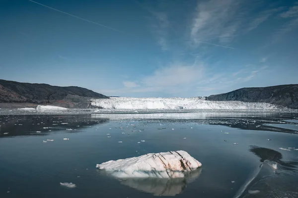 グリーンランド、エキップセルミア、グリーンランドディスコ湾のエキ氷河。北極海、バフィン湾、氷河を彫る上で朝のボート旅行。雲に覆われた青い空に砕ける氷. — ストック写真