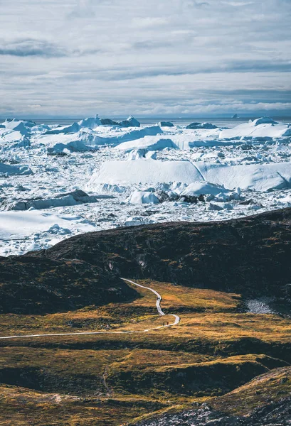 Vista hacia Icefjord en Ilulissat. Ruta de senderismo fácil hasta el famoso glaciar Kangia cerca de Ilulissat en Groenlandia. El Ilulissat Icefjord visto desde el punto de vista. Icefjord fue declarado un mundo de la UNESCO —  Fotos de Stock