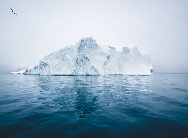Jéghegy és jég a sarkvidéki természet gleccseréből Ilulissatban, Grönlandon. Légi felvétel jéghegyekről Ilulissat-ban. Az éghajlatváltozás és a globális felmelegedés hatása. — Stock Fotó