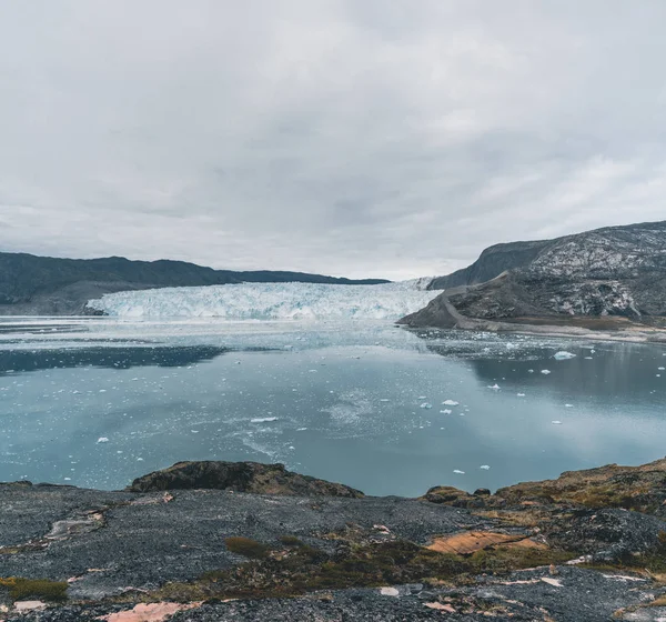 Grónský ledovec s mořským ledem a ledovou krajinou poblíž ledovce Eqip Sermia, Eqi v západním Grónsku u arktického města Ilulissat. Modrá obloha za slunečného dne. Telata Ledovec. — Stock fotografie