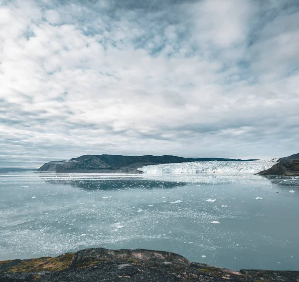 Imagem panorâmica do Campo Eqi no Glaciar Eqip Sermia, na Gronelândia. paisagem de natureza com cabanas de alojamento. Sol da meia-noite e céu rosa. Destino turístico Geleira Eqi na Gronelândia Ocidental AKA Ilulissat e — Fotografia de Stock