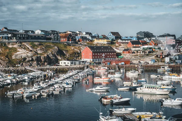 Batı Grönland, Ilulissat liman ve limanının panoramik manzarası. Arka planda binaları olan küçük balıkçı tekneleri. Mavi gökyüzü güneşli havayla