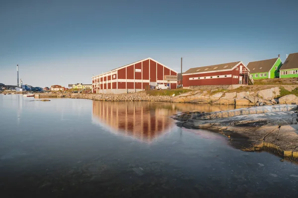 August 18 2019, Qeqertarsuaq, Greenland. The supermarket at the harbour. Qeqertarsuaq is a port and town located on the south coast of Disko Island. — Stock Photo, Image