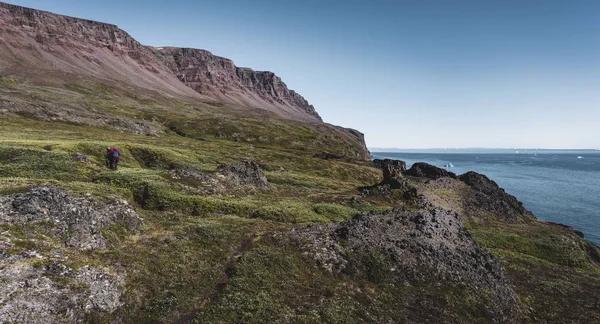 Arktická krajina Disko Bay v Greelandu v létě. Modrá obloha a zelené louky. Arktický kruh s chrámovými horami. Ostrov Disko a vesnice Qeqertarsuaq. — Stock fotografie