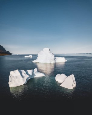 Grönland 'daki buzdağının kırılma noktası. Iceberg 'in üst ve alt kısımları. Hava aracı görüntüsü. Ilulissat, Batı Grönland.