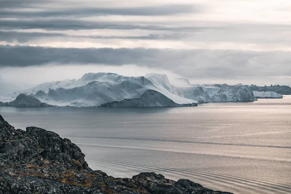 Északi-sarkvidéki táj jéghegyekkel Grönland jéghegyén. Éjfélkor, amikor a naplemente és a napfelkelte találkozik a horizonton. Kora reggeli alpenglow az éjféli szezonban. Ilulissat, Nyugat — Stock Fotó