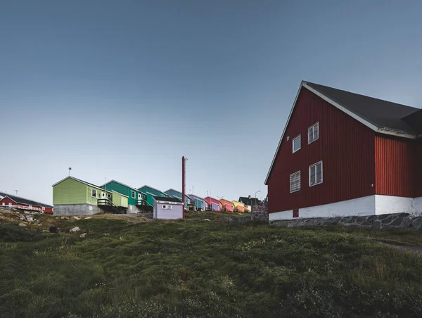 Vista sobre coloridas casas de Groenlandia de la Isla Disko, ciudad ártica de Qeqertarsuaq. Situado en la bahía del disko. Cielo azul y día soleado. Bonitos tonos pastel . — Foto de Stock