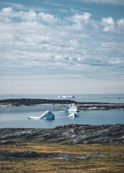 Magical arcticlandscape by Arctic Ocean in Greenland. Айсберги плавають у воді. Блакитне небо в літній день. — стокове фото