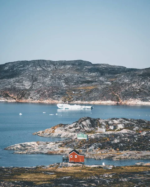 View of Oqaatsut Settlement Rodebay - Oqaatsut, formerly Rodebay, is a settlement in the Qaasuitsup municipality, in western Greenland. It had 46 inhabitants in 2010. — 스톡 사진