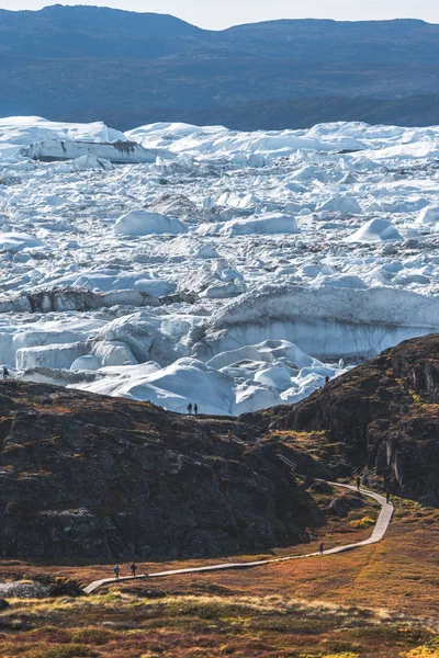 Άποψη προς Icefjord στο Ilulissat. Εύκολη πεζοπορία στον περίφημο παγετώνα Kangia κοντά στο Ilulissat της Γροιλανδίας. Το Ilulissat Icefjord φαίνεται από την άποψη. Ο Icefjord ανακηρύχθηκε Κόσμος της Unesco — Φωτογραφία Αρχείου
