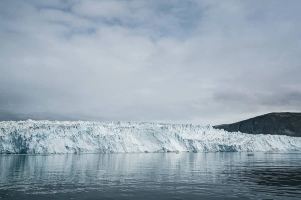 Glaciar Groenlandia con hielo marino y un paisaje glaciar cerca del glaciar Eqip Sermia, Eqi en el oeste de Groenlandia cerca de la ciudad ártica de Ilulissat. Cielo azul en un día soleado. Glaciar de parto . —  Fotos de Stock