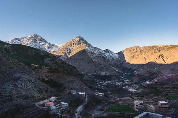 Sunrise sunset view towards High Atlas Mountains in Imlil. Mountain range in central Morocco, North Africa. Beautiful nature landscape with blue sky during twiligt. — Stock Photo, Image