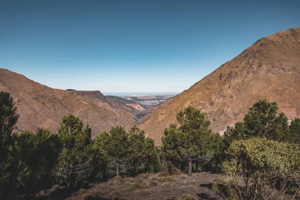 Toubkal National Park very close to the small village of Imlil in the Atlas Mountains, Morocco. Hiking trip with blue sky and houses. Mountains in background. Sunny day. — Stock Photo, Image