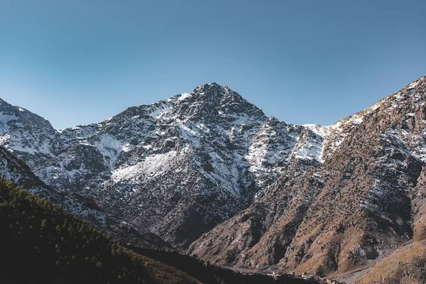 Baharda güneşli bir günde Fas 'ta Toubkal Dağı' nın zirvesi karla kaplıydı. Marakeş yakınlarındaki Atlas Dağları. Yürüyüş yolu için başla. — Stok fotoğraf