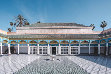 Marakeş, Fas - 28 Aralık 2019 Marakeş, Afrika 'daki güzel Bahia Sarayı' nın içindeki fıskiyeli çeşme..