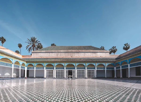 El Bahia Sarayı, Marakeş, Fas 'taki boş avluya ve renkli geleneksel Arap avlusuna bakın. Mavi gökyüzü ve bulutsuz güneşli bir günde seyahat konsepti fotoğrafı. Arka planda palmiye ağaçları.