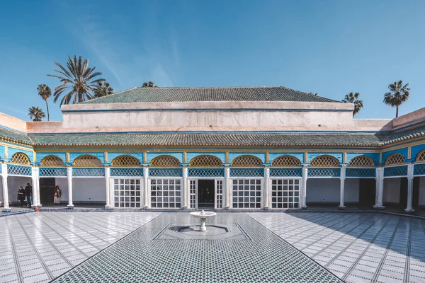 모로코의 마라케시 - 2019 년 12 월 28 일: 아름다운 바히아 궁전 내부와 아프리카 모로코의 마라케시에 있는 샘. — 스톡 사진