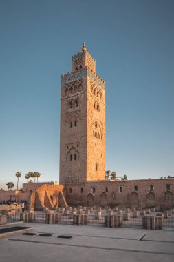 Marakeş, Fas, Kuzey Afrika 'nın Medine semtindeki Koutoubia Camii minaresi. Mavi gökyüzü güneşli bir günde gün batımı manzarası.