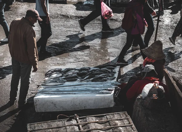 Essaouira, Fas, 30 Aralık 2019: Essaouira 'da yerel balık pazarında balık tezgahı.