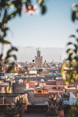 Marakeş, Fas 'taki Koutoubia Camii' nin leylek siluetiyle gün batımı manzarası. Marakeş 'in panoramik manzarası. Medine ve Minare' nin eski bir kısmı. Yazın seyahat fotoğrafı konsepti.
