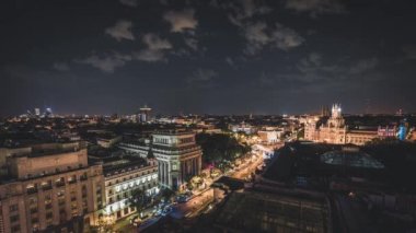 Madrid şehir merkezinin 4K Night Timelapse video görüntüsü. Mimari yapı Metropolis binası ve Gran Via Caddesi, İspanya 'da trafik.